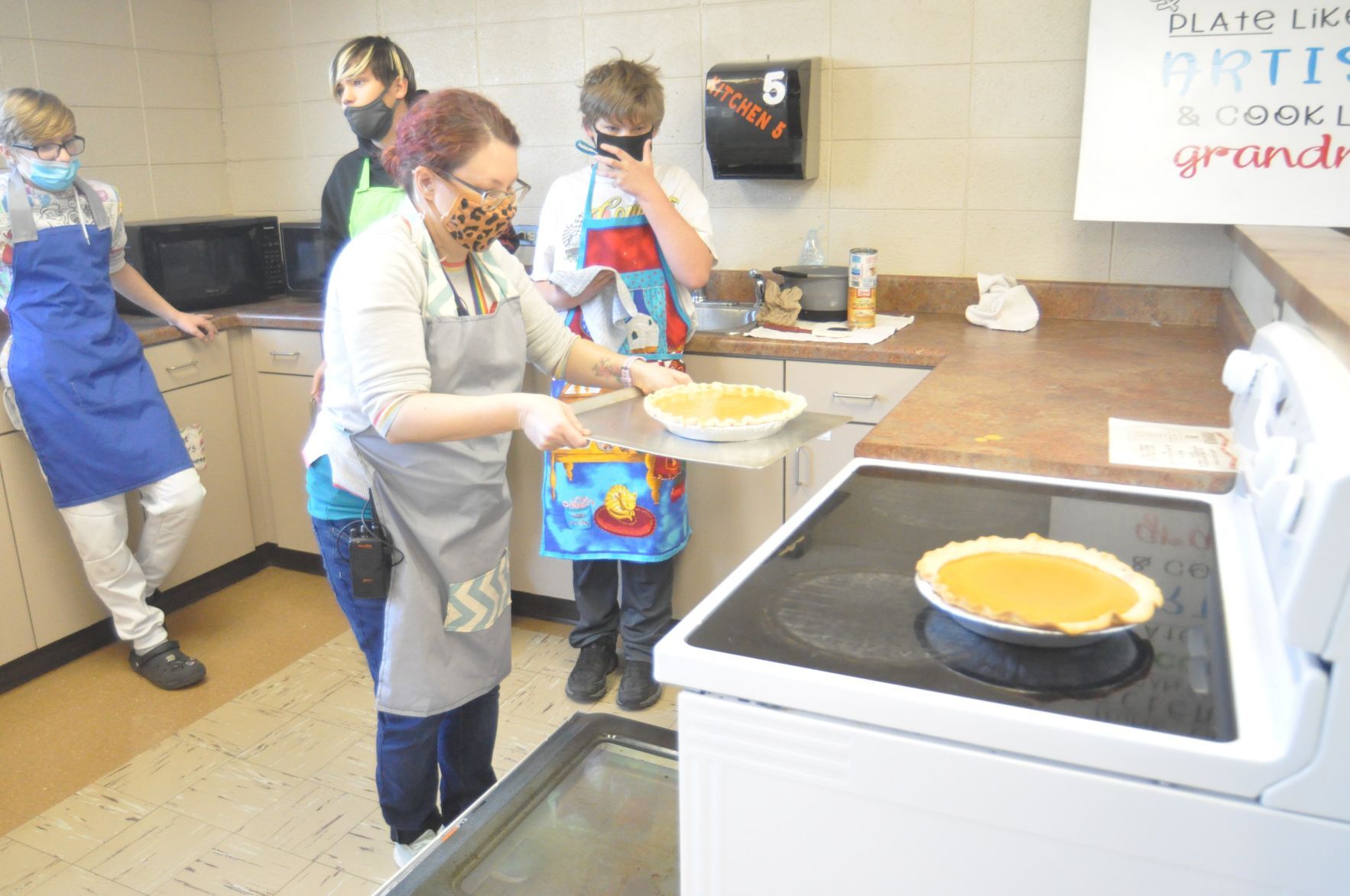 Logan Middle Schoolers make pies for community Thanksgiving dinner
